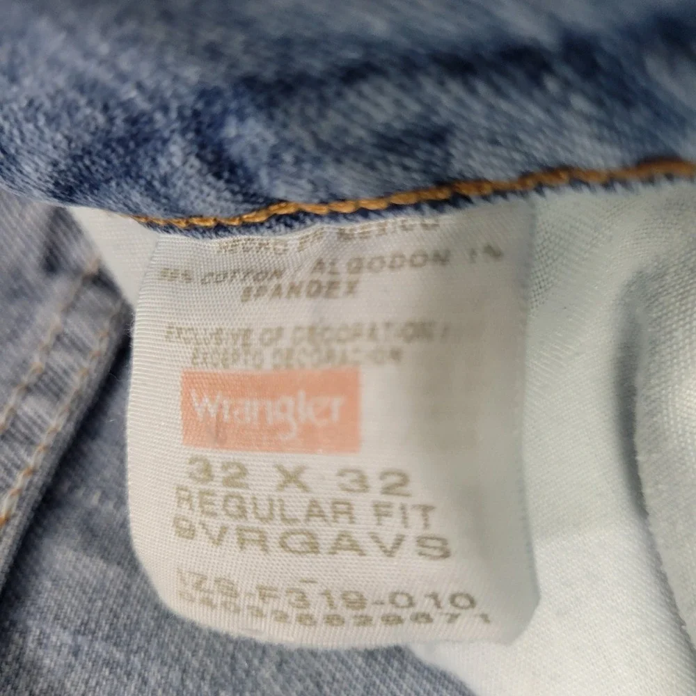 Wrangler Authentic Jeans Mens 32x32 Blue Denim Mid Rise Medium‎ Wash Distressed